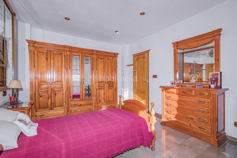 Foto 9704b10a-efda-4da8-8234-a9f7f9ce9a90. Casa pareada encantadora casa de 3 plantas con patio y terraza, lista para entrar a vivir! en Gabias (Las)