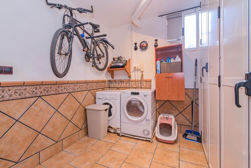 Foto a8b1b438-e2a0-4ef1-99d4-7d3909d6f8db. Casa pareada encantadora casa de 3 plantas con patio y terraza, lista para entrar a vivir! en Gabias (Las)