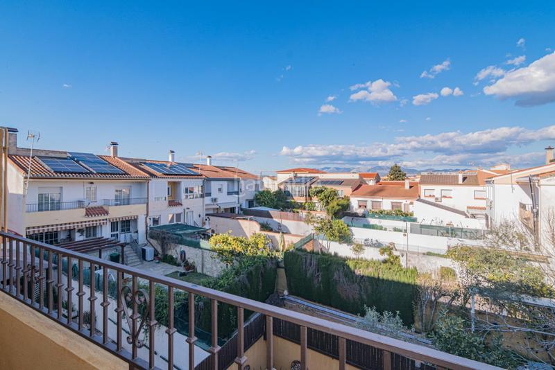 Foto c2052664-bebf-42f7-9942-c6314666b176. Casa pareada encantadora casa de 3 plantas con patio y terraza, lista para entrar a vivir! en Gabias (Las)