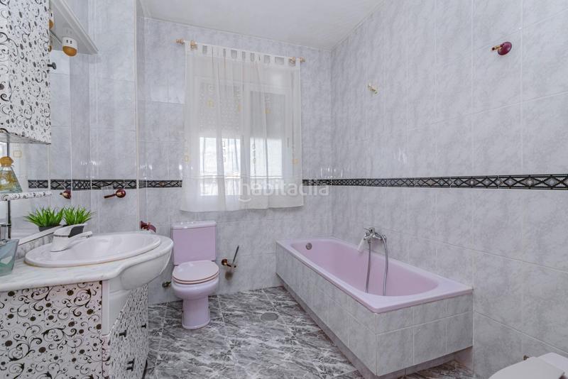Foto c3d18738-ca96-4b2d-96bb-b215d93ea5be. Casa pareada encantadora casa de 3 plantas con patio y terraza, lista para entrar a vivir! en Gabias (Las)