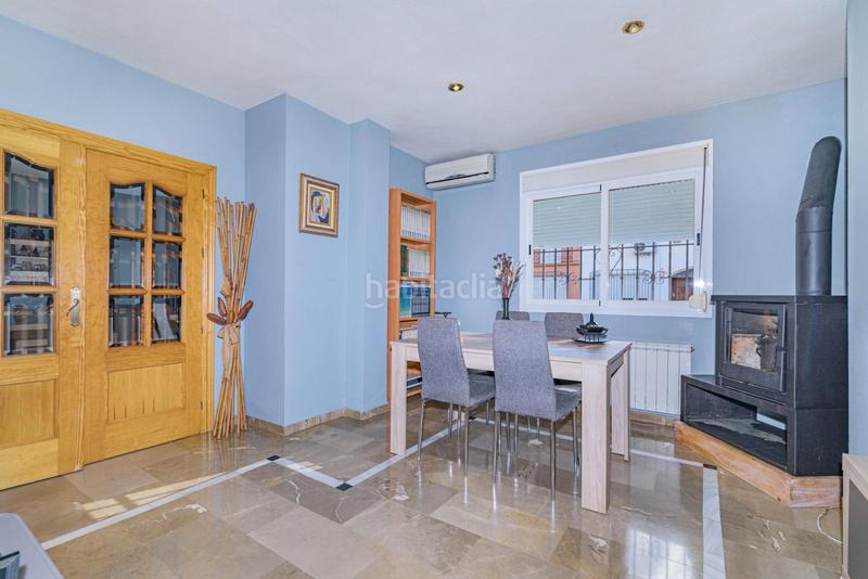 Foto d2e28ecf-025d-4a1a-90d3-50e65b1fef6f. Casa pareada encantadora casa de 3 plantas con patio y terraza, lista para entrar a vivir! en Gabias (Las)