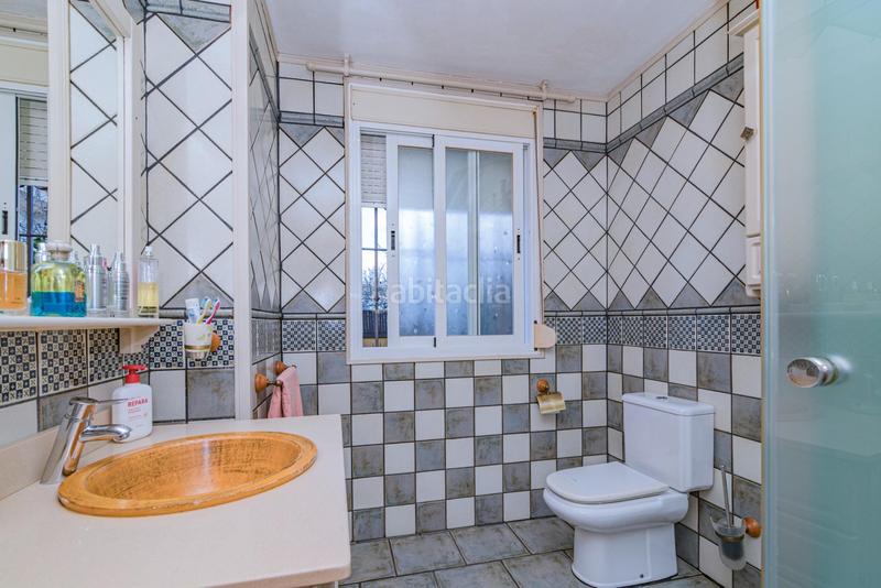 Foto d4acc58d-9271-4353-8996-e64f918452e0. Casa pareada encantadora casa de 3 plantas con patio y terraza, lista para entrar a vivir! en Gabias (Las)