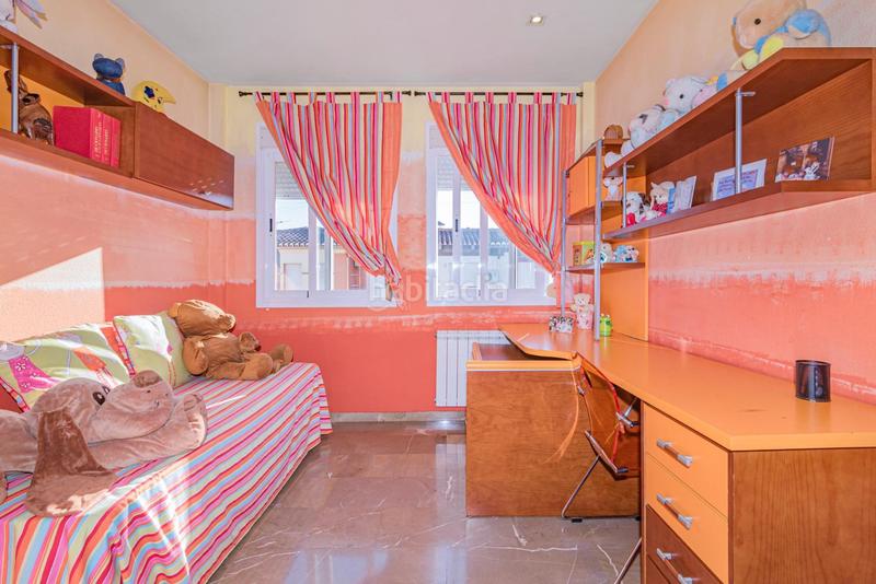 Foto e687dff6-ee99-43c6-83d6-dee06d9cd68e. Casa pareada encantadora casa de 3 plantas con patio y terraza, lista para entrar a vivir! en Gabias (Las)
