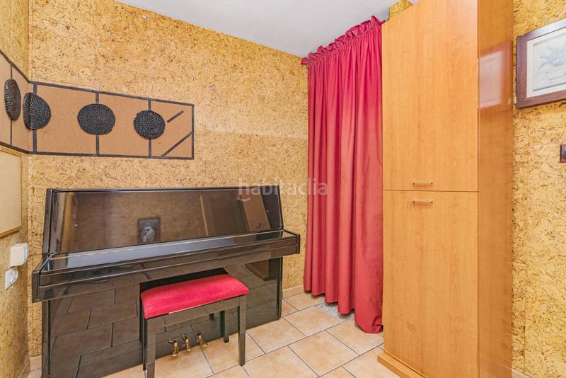 Foto ecee32ca-a122-46f5-9a43-7ae92ec00875. Casa pareada encantadora casa de 3 plantas con patio y terraza, lista para entrar a vivir! en Gabias (Las)