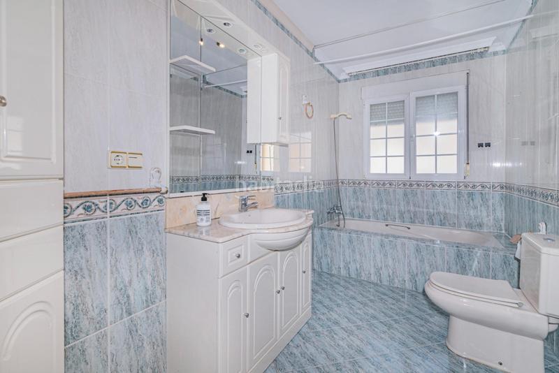 Foto ab42b9d1-d611-4e1f-827e-edf6ef0a1b16. Casa adosada venta de casa haciendo esquina y lista para entrar a vivir en Pinos Puente