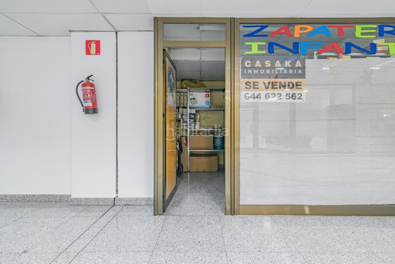 Foto 938bf142-dc2f-4ca4-9d5f-8ddfcda5dd91. Local comercial  en venta en centro comercial neptuno en Granada