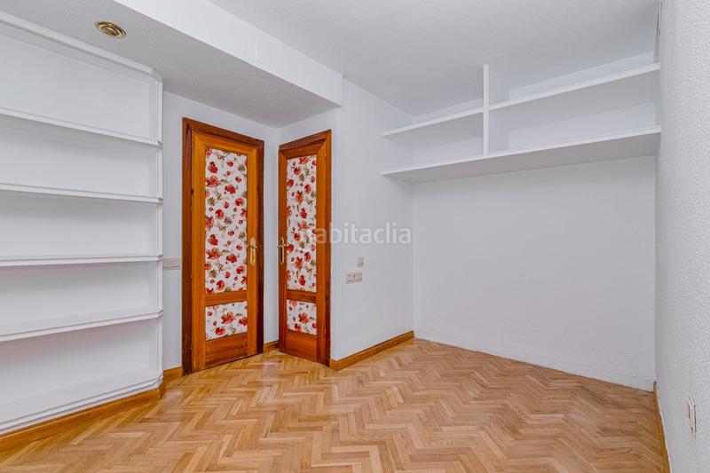 Foto d75f168f-c4ee-4bed-8fd6-8bbbe6c59d30. Piso donde la elegancia se encuentra con la ciudad piso premium en zona de alta demanda en Granada