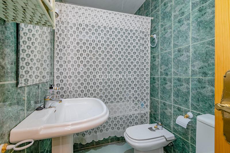 Foto 27a67925-531b-46d7-bdd6-756a6d985d03. Piso amplio piso en el centro con terraza, garaje y 3 trasteros. en Maracena