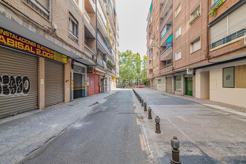 Foto 475a3021-c737-4f7d-b205-e6036f044794. Local comercial en calle profesor tercedor diaz oportunidad de inversión !!! en Granada