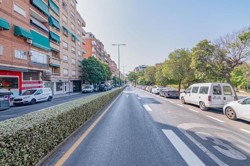 Foto e3ddedc5-dcbf-4372-8f82-c0dfd8ed69f0. Local comercial en calle profesor tercedor diaz oportunidad de inversión !!! en Granada
