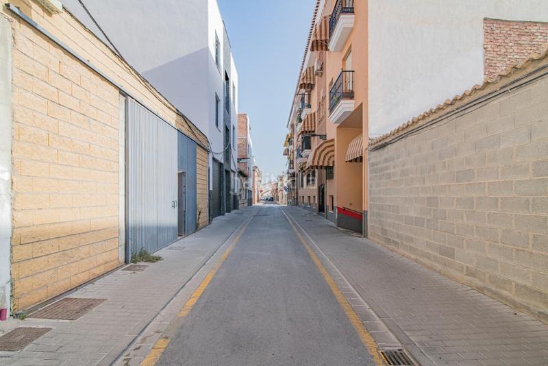 Foto cb4e4690-a671-4633-8ad4-f7d3fc9e87ab. Terreno residencial pensando en construir tu propia casa o mejor, hacer un bloque de pisos?, pues aquí tienes el solar en Maracena