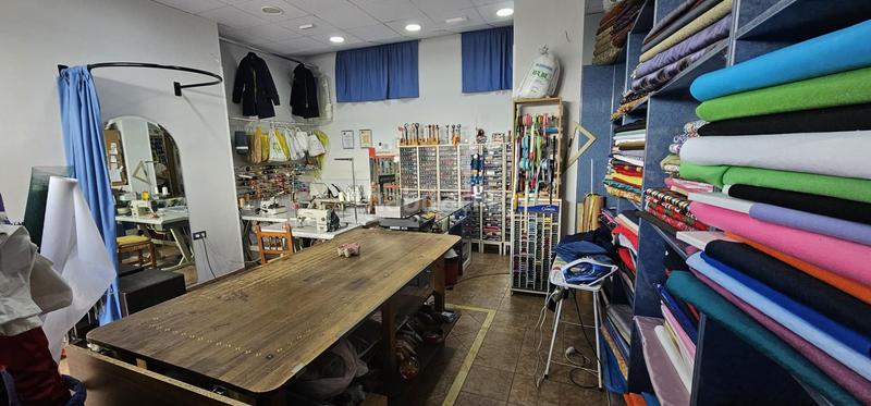 Foto 79102e27-abd5-4969-a290-4f74ed42809d. Local comercial bonito local comercial en el corazon en Albolote