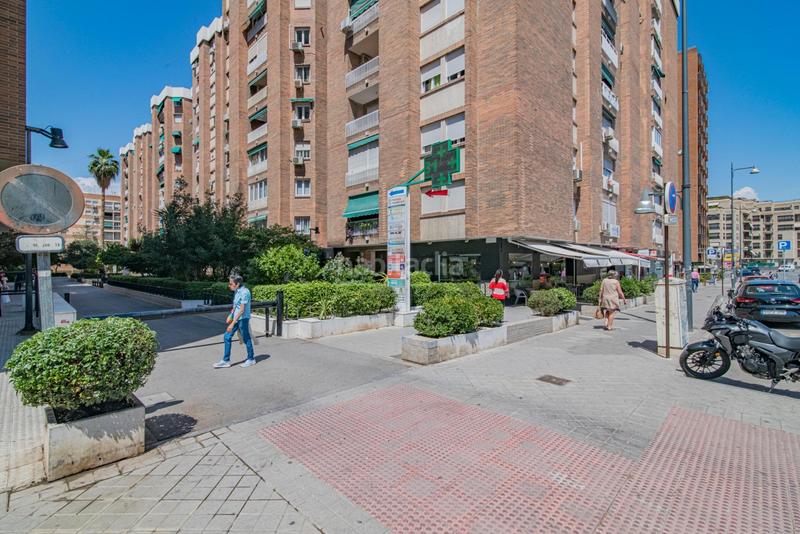 Foto 1828f07c-fa6b-4880-a494-8c69d35fb501. Local comercial a calle poeta manuel gongora a Cervantes Granada