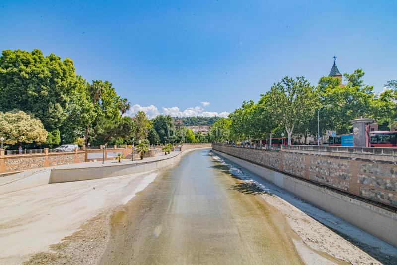 Foto 8f1fa165-1c4d-4fc8-96a1-6102a452d6da. Local comercial a calle poeta manuel gongora a Cervantes Granada