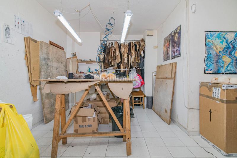 Foto a8cc2c49-b2c1-41ac-beca-c148b5ff0e6a. Local comercial a calle poeta manuel gongora a Cervantes Granada