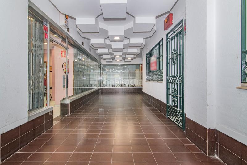 Foto b9658434-e408-41ff-a687-6c05d4dc70d9. Local comercial a calle poeta manuel gongora a Cervantes Granada