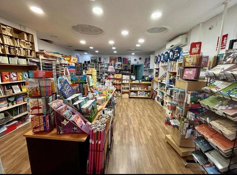Foto 8d8aff1c-b74e-4420-bea3-b644a2cf93f3. Local comercial traspaso librería centro en San Miguel Armilla