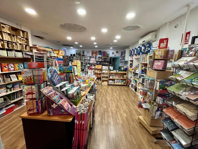 Foto a2bab966-581a-4d51-a32d-7ee6f86ade0f. Local comercial traspaso librería centro en San Miguel Armilla