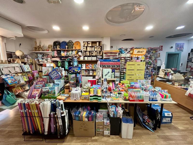 Foto de317a16-49d0-486b-9407-78d03bf1241e. Local comercial traspaso librería centro en San Miguel Armilla