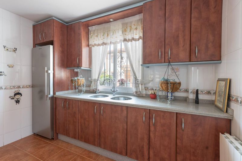 Foto 27b7ac3b-0643-46fc-bb44-a626cf5a3625. Casa aparellada amb calefacció aparcament piscina a Gójar