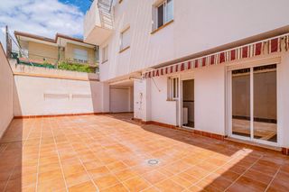 Pis  Calle calle vista alegre. Venta de piso con patio de 80 m2 en las gabias