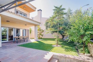 Xalet  Avenida villa de otura. Chalet independente seminuevo en otura santa clara golf