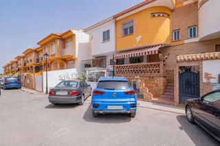 Maison jumelée  Calle bartolome de las casas. Casa en venta en alhendín con vistas despejadas y amplias posibi