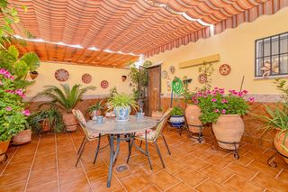 Casa adossada  Victor manuel (be). Fantástica casa adosada con gran patio, sótano habitable y excel