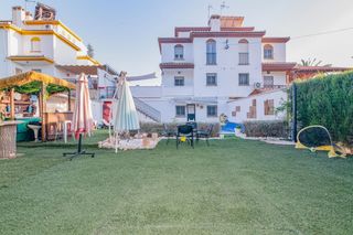 Chalet  Calle calle abetos. Buscas el hogar donde tus hijos crezcan con espacio y seguridad?