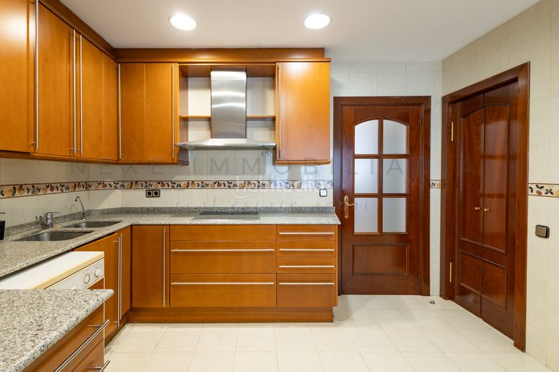 Foto b6a4c589-916d-4c7d-bd0b-3e20acd63d11. Casa adossada amb xemeneia calefacció aparcament a Sabadell