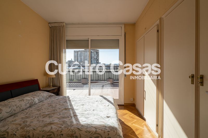 Foto 1e91c7b8-4bb4-456c-9e40-068fa8d1bc13. Àtic amb xemeneia calefacció aparcament a Fort Pienc Barcelona