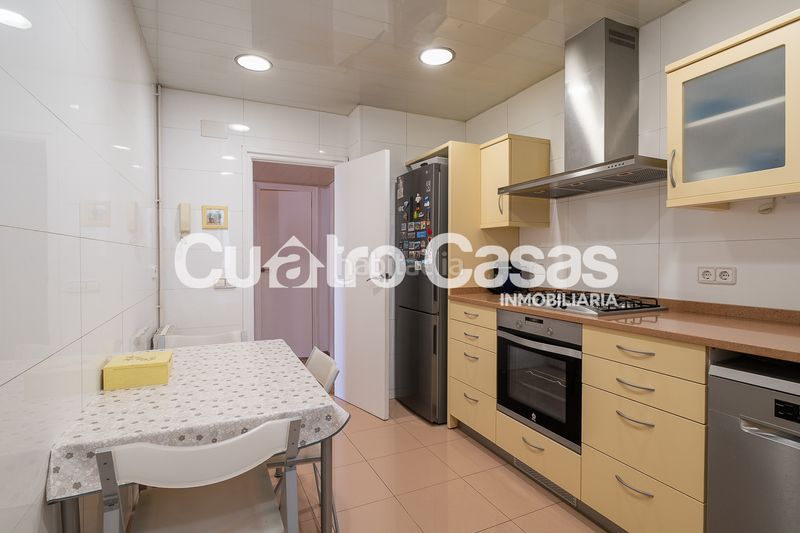 Foto 4fa5a26d-e7fc-4a14-9fdf-df840c6df824. Àtic amb xemeneia calefacció aparcament a Fort Pienc Barcelona
