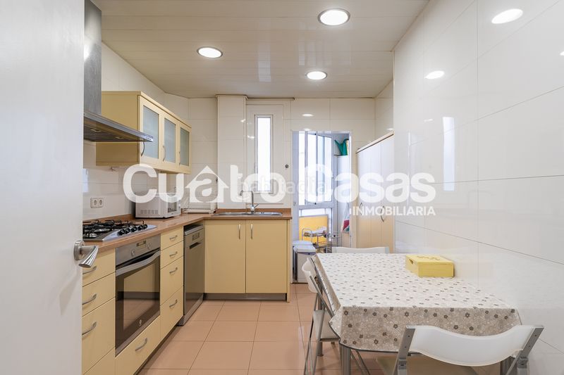 Foto ad532b27-b609-4a3e-8375-824c63ce18d3. Àtic amb xemeneia calefacció aparcament a Fort Pienc Barcelona