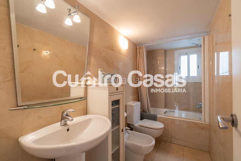 Foto c20afef5-2b6c-4f9e-a500-d4a61da797c7. Àtic amb xemeneia calefacció aparcament a Fort Pienc Barcelona