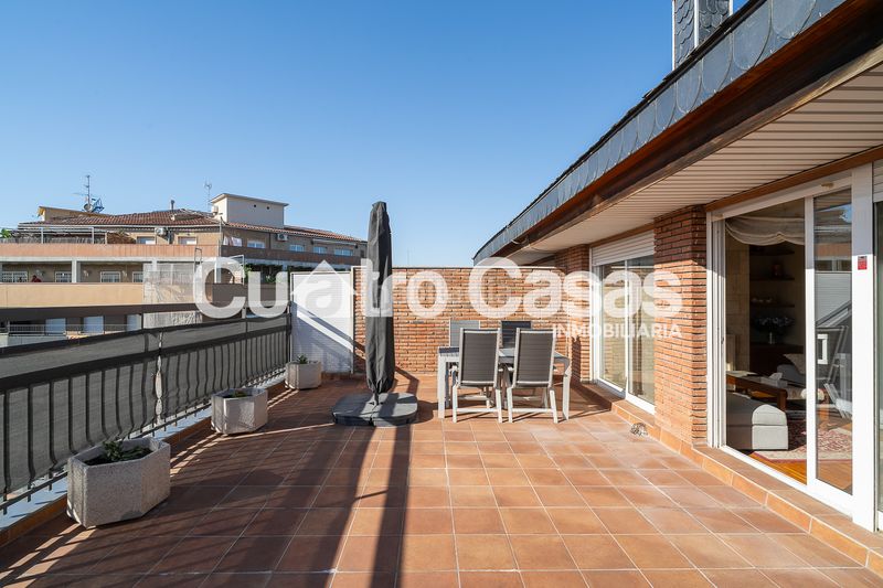 Foto cf267a0d-8bd5-403f-a9a5-3b9d80d776f2. Àtic amb xemeneia calefacció aparcament a Fort Pienc Barcelona