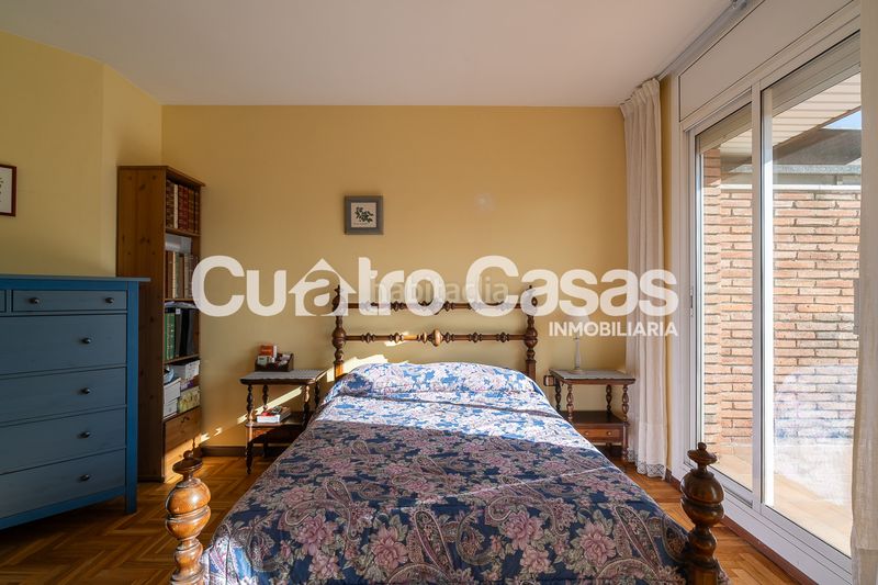 Foto d3b199d3-d363-4837-a360-4dd176a79741. Àtic amb xemeneia calefacció aparcament a Fort Pienc Barcelona