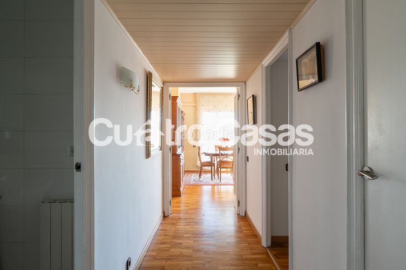 Foto e920a839-2a61-454e-b8f0-89a891e2b6b8. Àtic amb xemeneia calefacció aparcament a Fort Pienc Barcelona