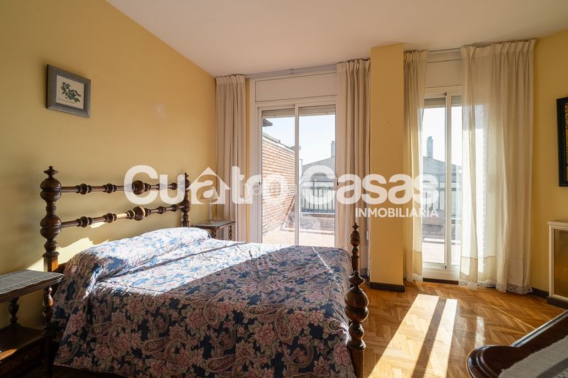 Foto f93f7f93-30d2-4e5e-88d0-d3111aee8182. Àtic amb xemeneia calefacció aparcament a Fort Pienc Barcelona
