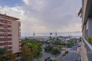 Piso en Benalúa. Cuarta planta con vistas despejadas al puerto marítimo de alican