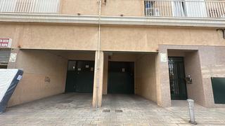 Parking coche en Altozano - Conde Lumiares. Plaza de garaje en venta junto a mercadona altozano