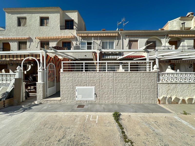 Foto f6f226fb-a91f-4c26-bd19-0233cd6d569f. Casa amb aparcament a Playa Tamarit-Playa Lissa Santa Pola
