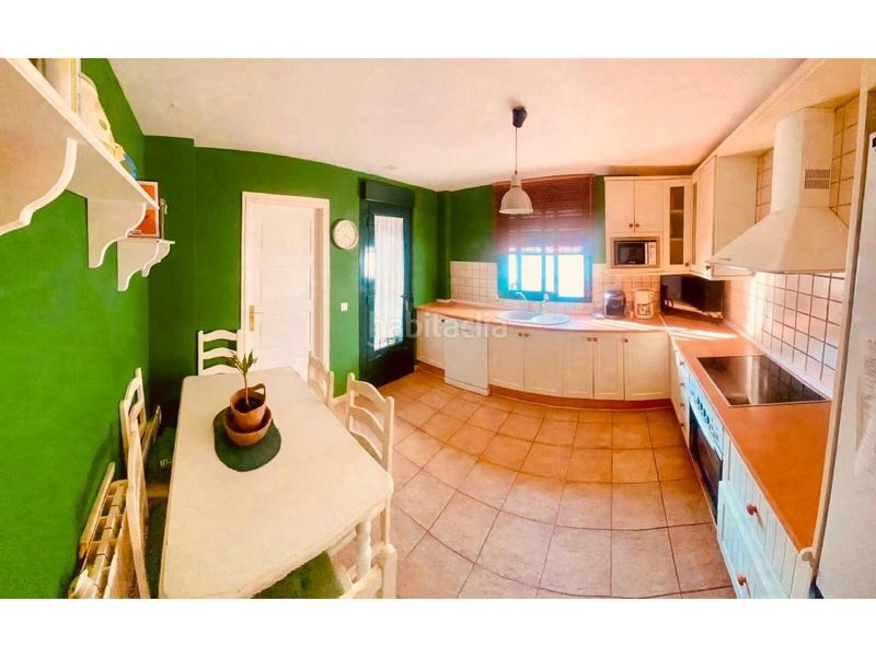 Foto c1509b0e-52e8-413e-96d3-4b3880c51c49. Casa adossada amb aparcament piscina a Olivenza