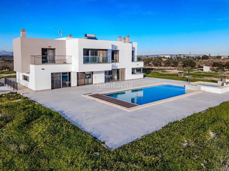 Foto cedf9588-2fff-4799-b728-f2cd6695d678. Casa en La Marina Elche / Elx