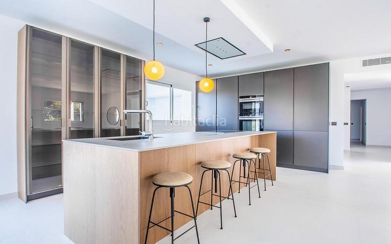 Foto d7d3dc34-3e6d-465b-87ce-3e26543e9a1c. Haus mit parking in Las Lomas de Río Verde Marbella