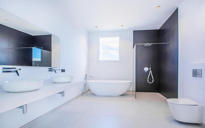 Foto f1e890fc-420e-4efc-889a-82183f50bb06. Haus mit parking in Las Lomas de Río Verde Marbella