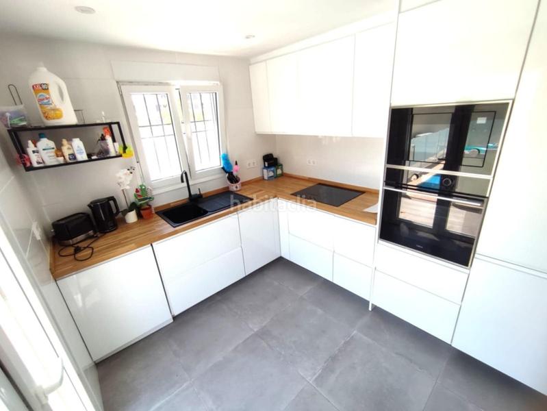 Foto 1f81a72a-4fc0-4c81-bb39-2f9ca580dd3d. Casa adossada amb piscina a La Zenia Orihuela