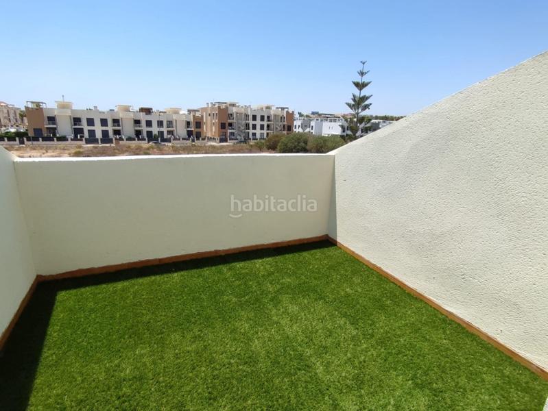 Foto 8ba0e613-8dd4-4af9-8754-3edaae536f8c. Casa adossada amb piscina a La Zenia Orihuela