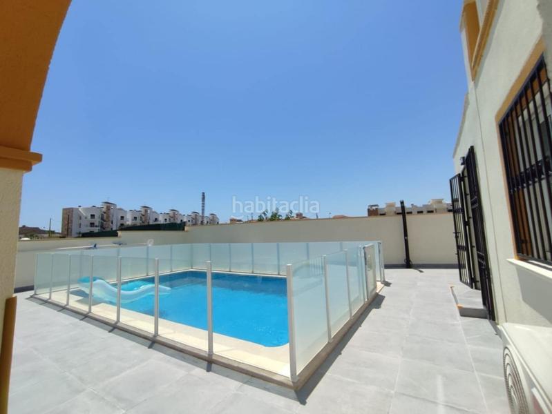 Foto 8e54e02b-4d3e-4fe4-b09b-424e54c16153. Casa adossada amb piscina a La Zenia Orihuela
