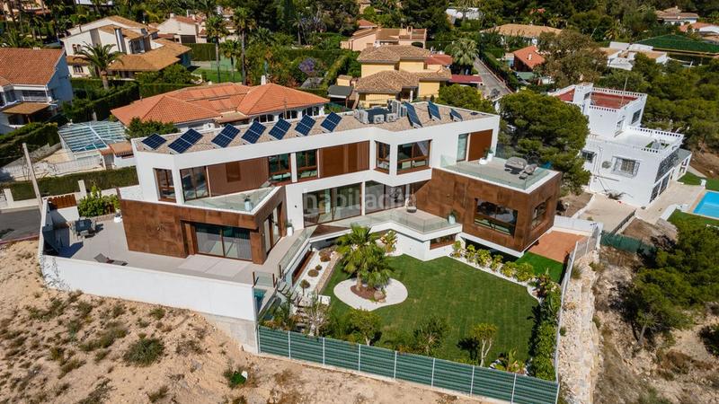 Foto 014dc33e-f9ee-4974-9efc-539a1f5d4392. House with parking in Levante Alto Benidorm