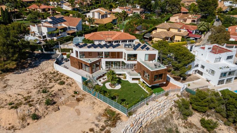 Foto 8ff9201d-0627-41ef-8ad1-f668b25eebe1. House with parking in Levante Alto Benidorm